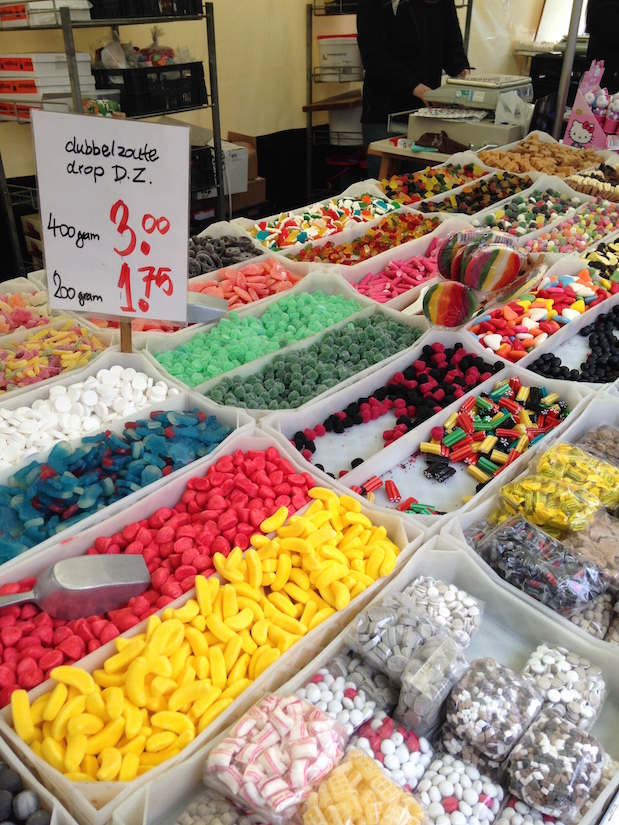 Marktstand mit holländischen Süßigkeiten