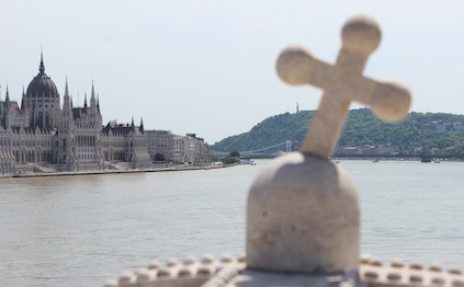 Kreuz auf Donaubrücke in Budapest