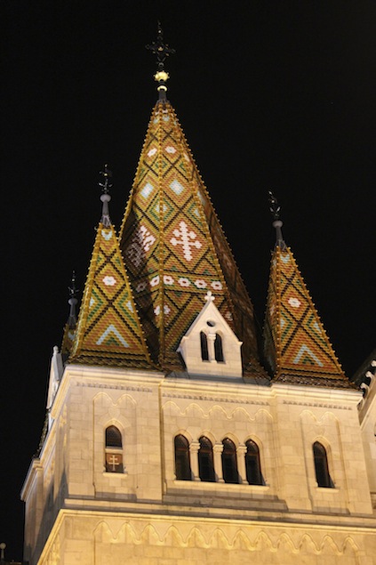 Dach der Matthiaskirche in Budapest bei Nacht