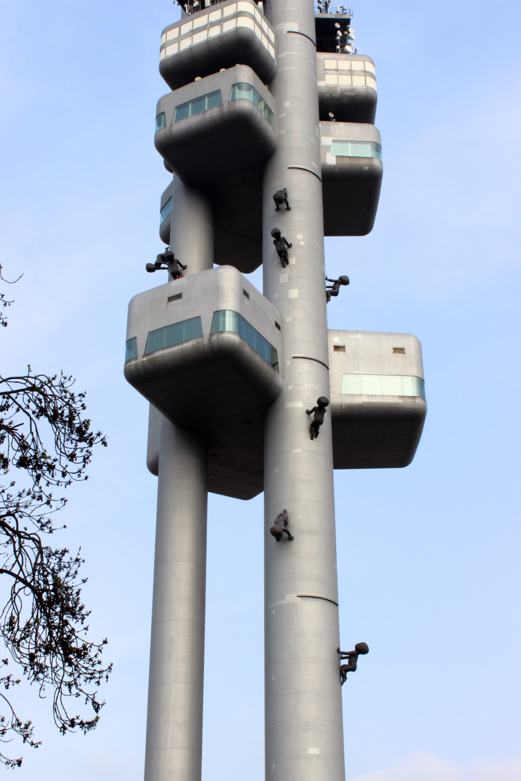 Prager Fernsehturm: Ansicht von unten