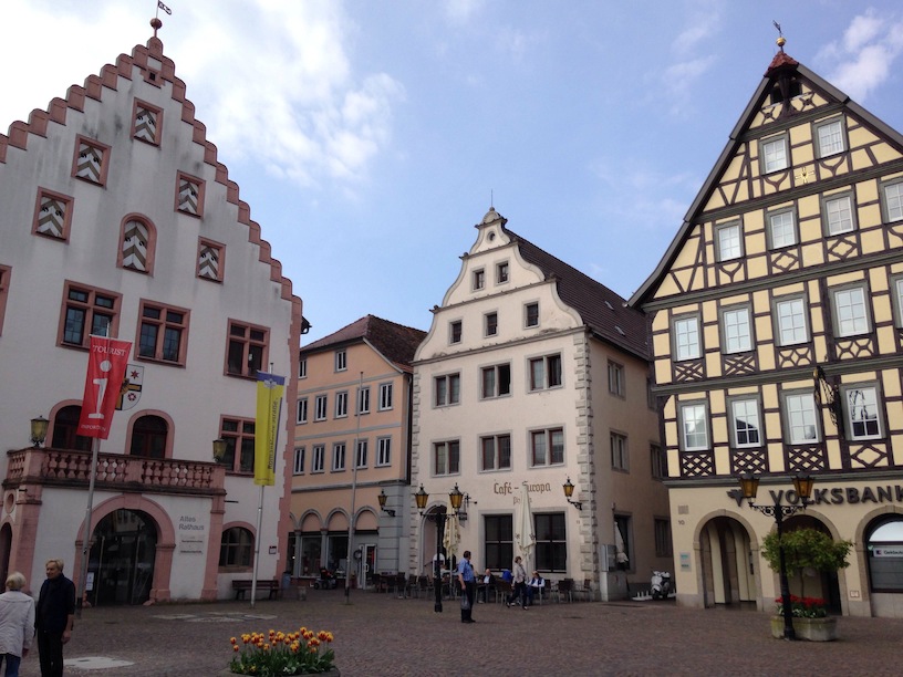 Marktplatz in Bad Mergenheim mit Rathaus