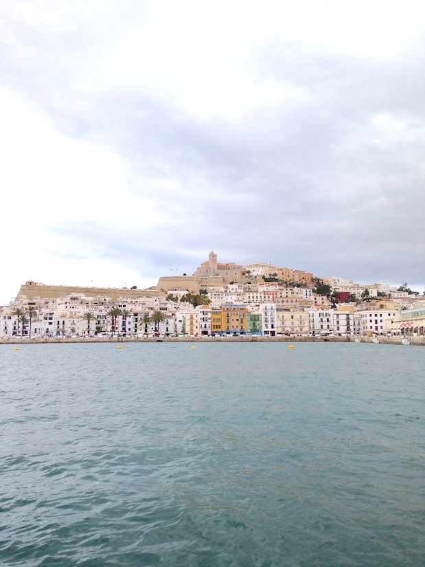 Blick auf Ibiza-Stadt vom Meer aus