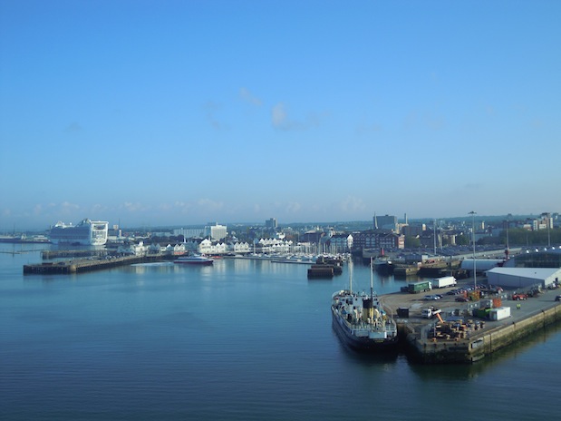 Hafen von Southampton mit Kreuzfahrtschiffen