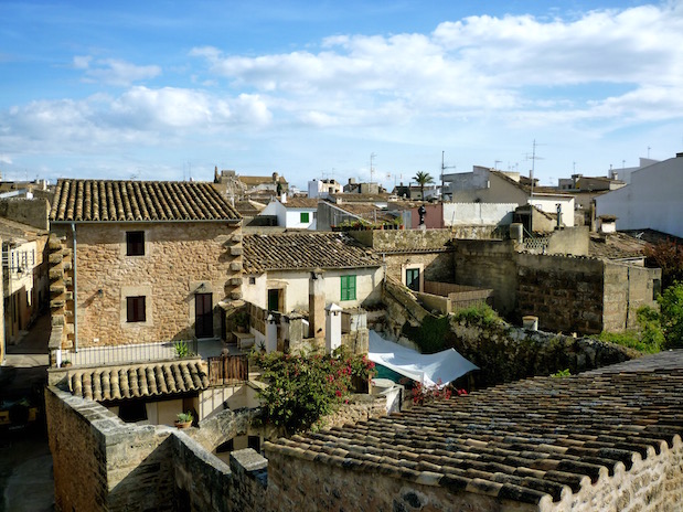 Blick über die Dächer der Altstadt von der Stadtmauer