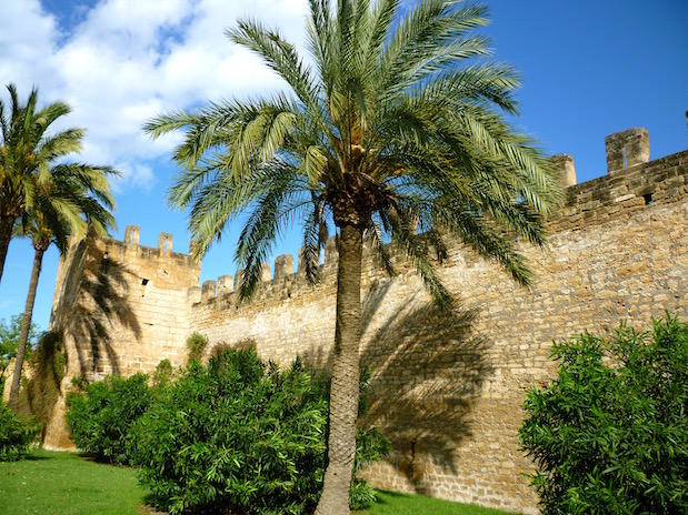 Alcudia Stadtmauer von außen betrachtet