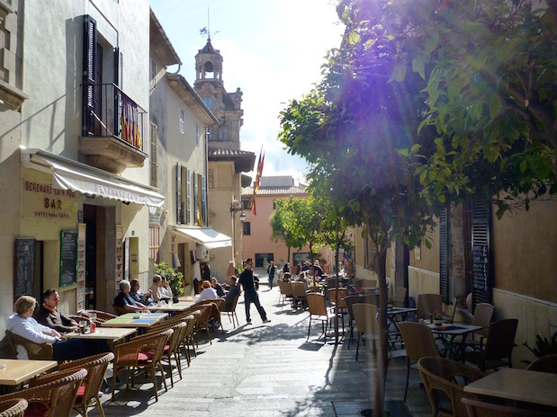 Gemütliche Cafés in den Gassen von Alcudia