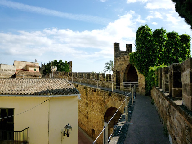 Spaziergang auf der Stadtmauer von Alcudia