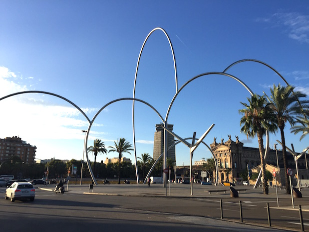 Denkmal im Hafen von Barcelona: Skulptur "Ones" von Andreu Alfaro