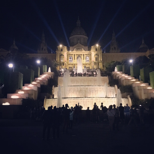 Über der Font Magica in Barcelona thront das pompös beleuchtete Museu National d'Art de Catalunya (MNAC)