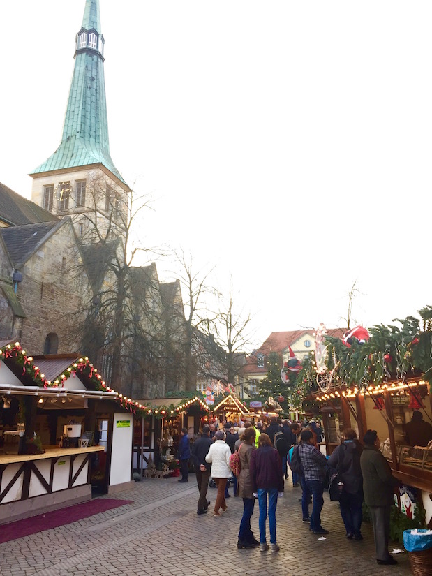 Der Hamelner Weihnachtsmarkt findet rings um die imposante Marktkirche statt