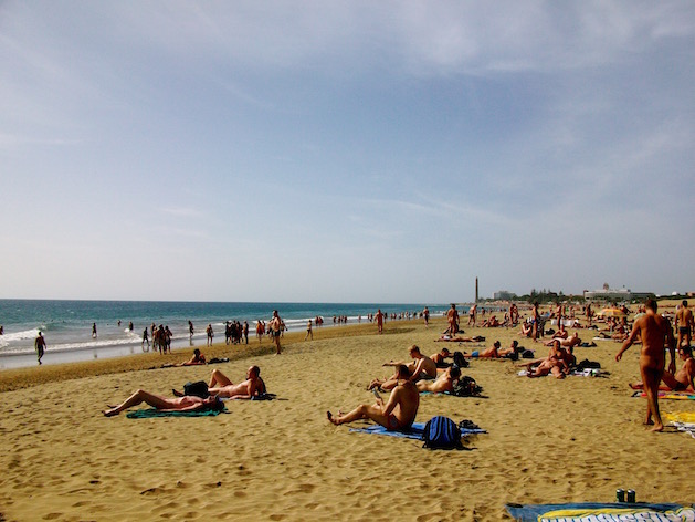 Schwule Männer flirten im Urlaub am Gay-Strand auf Gran Canaria