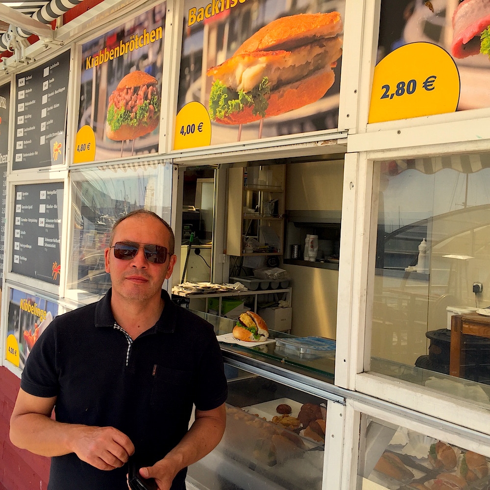 Im Hafen von Travemünde gibt es viele leckere Fischrestaurants