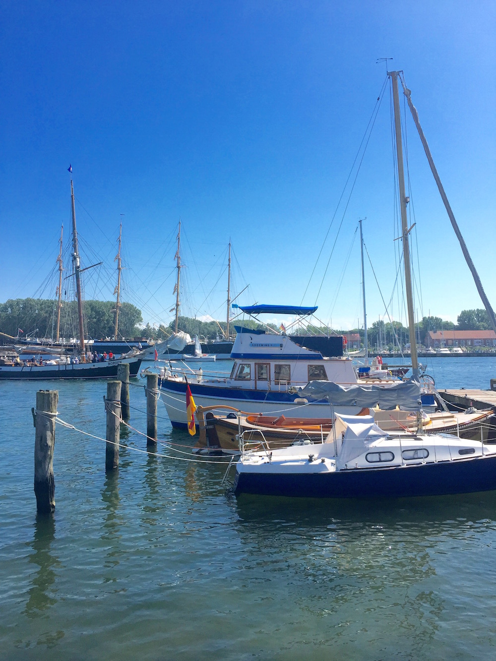 Viel Verkehr: Segelboote in Travemünde