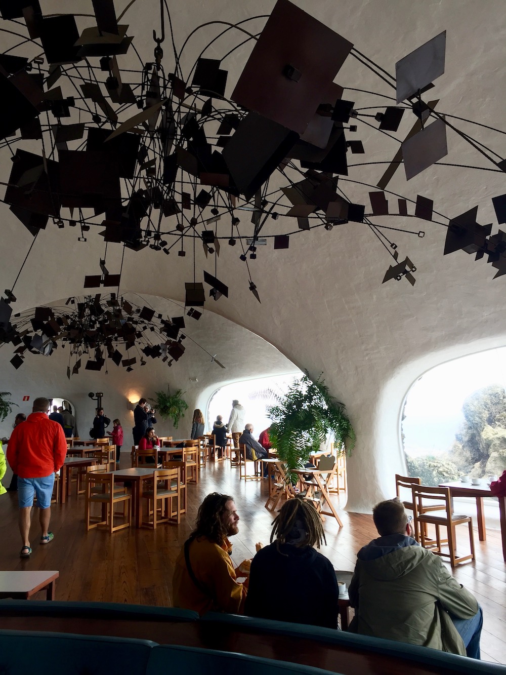 Vom lanzarotenischen Künstler César Manrique entworfenes Café mit massivem Kunstwerk unter der Decke