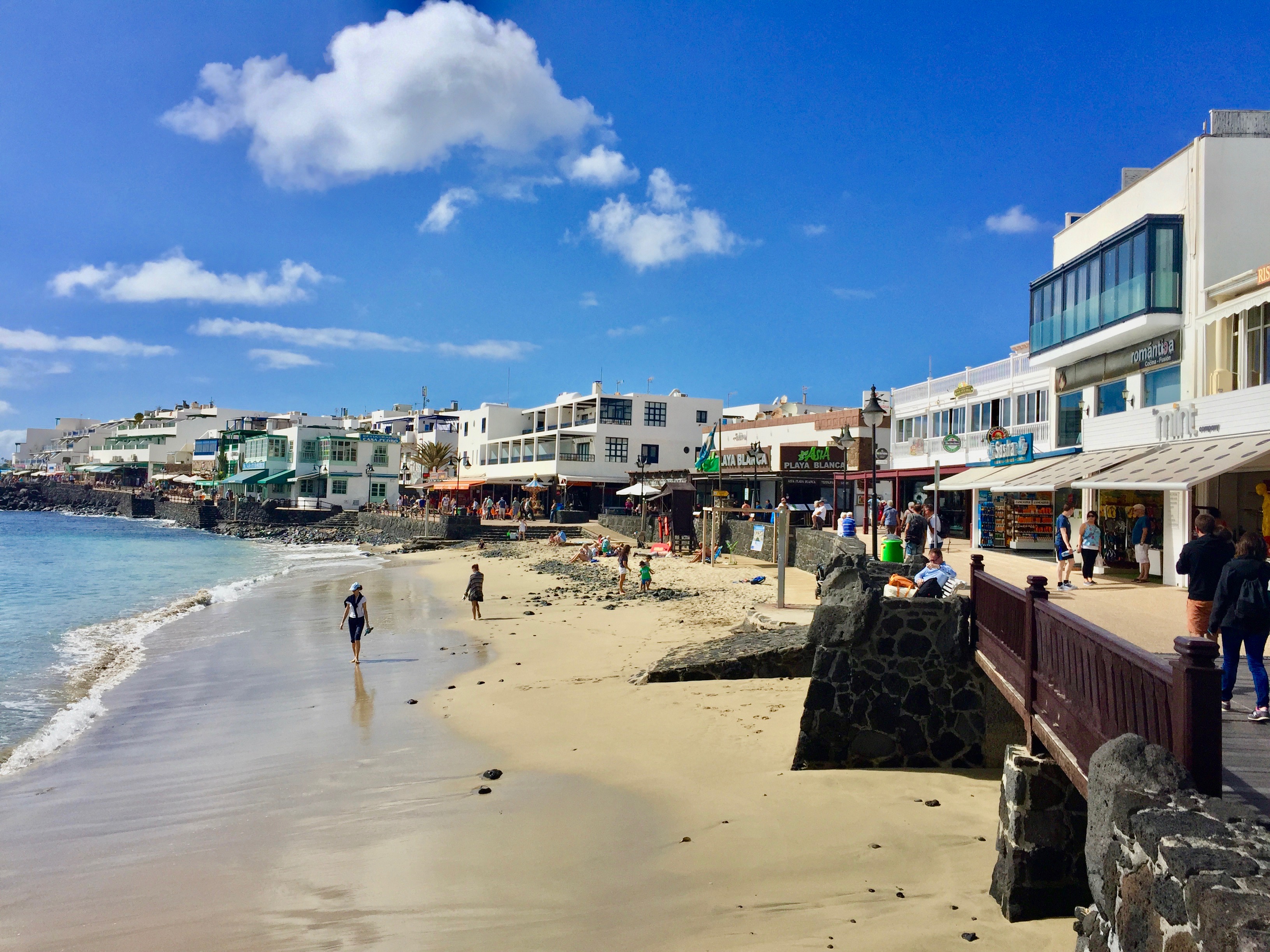 Strand in Playa Blanca im Süden von Lanzarote