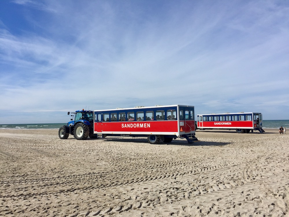 Im Sandormen (Sandwurm) kann man sich per Traktor über den Strand nach Grenen ziehen lassen