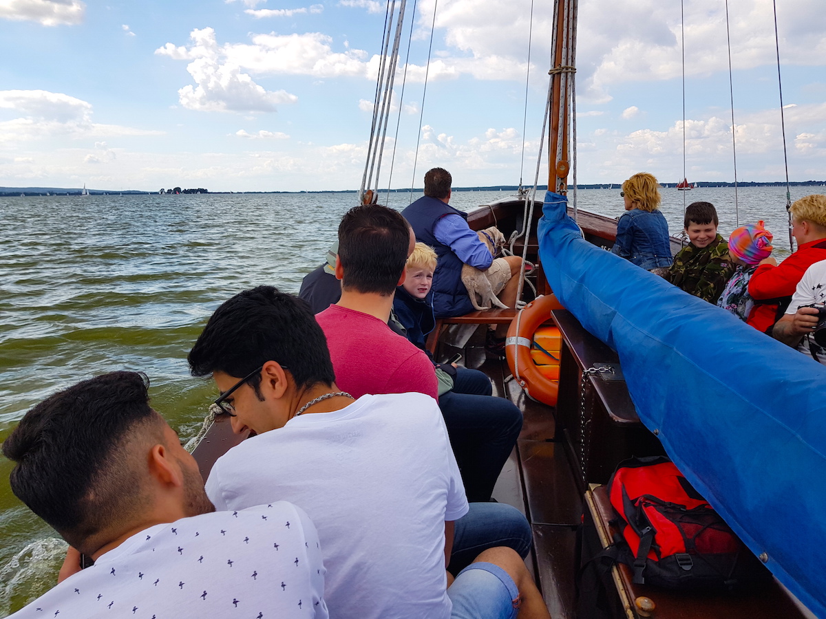 Im Auswandererboot zur Inselfestung Wilhelmstein übersetzen
