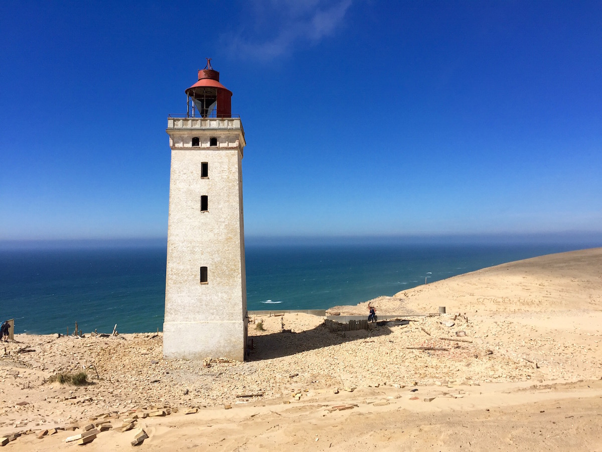 Der Leuchtturm von Rubjerg Knude steht mitten in einem Trümmerfeld