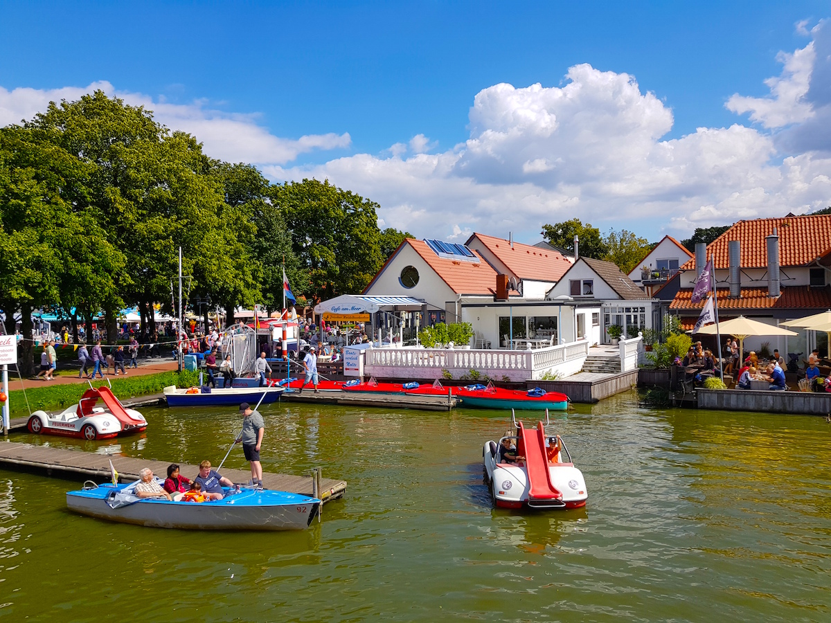 An der Steinhuder Uferpromenade kann man Tretboote mieten