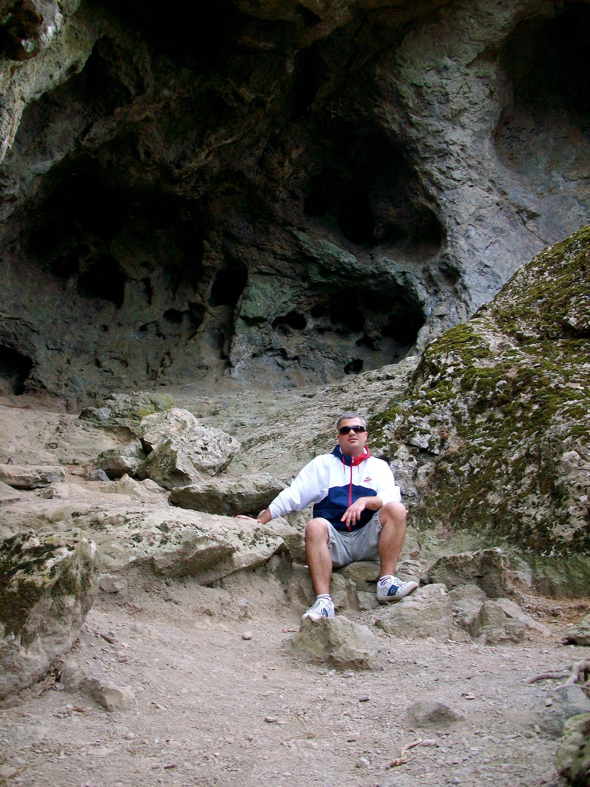 Auf der Wanderung zum Roque Nublo kommt man an diesen Höhlen vorbei
