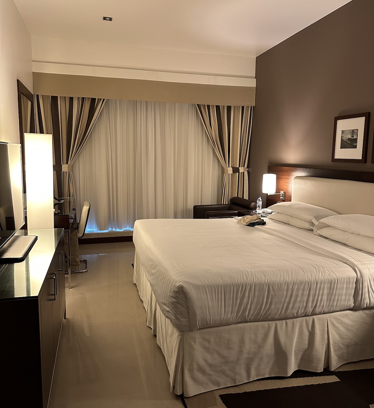 Hotelzimmer mit Doppelbett für schwule Paar in Dubai