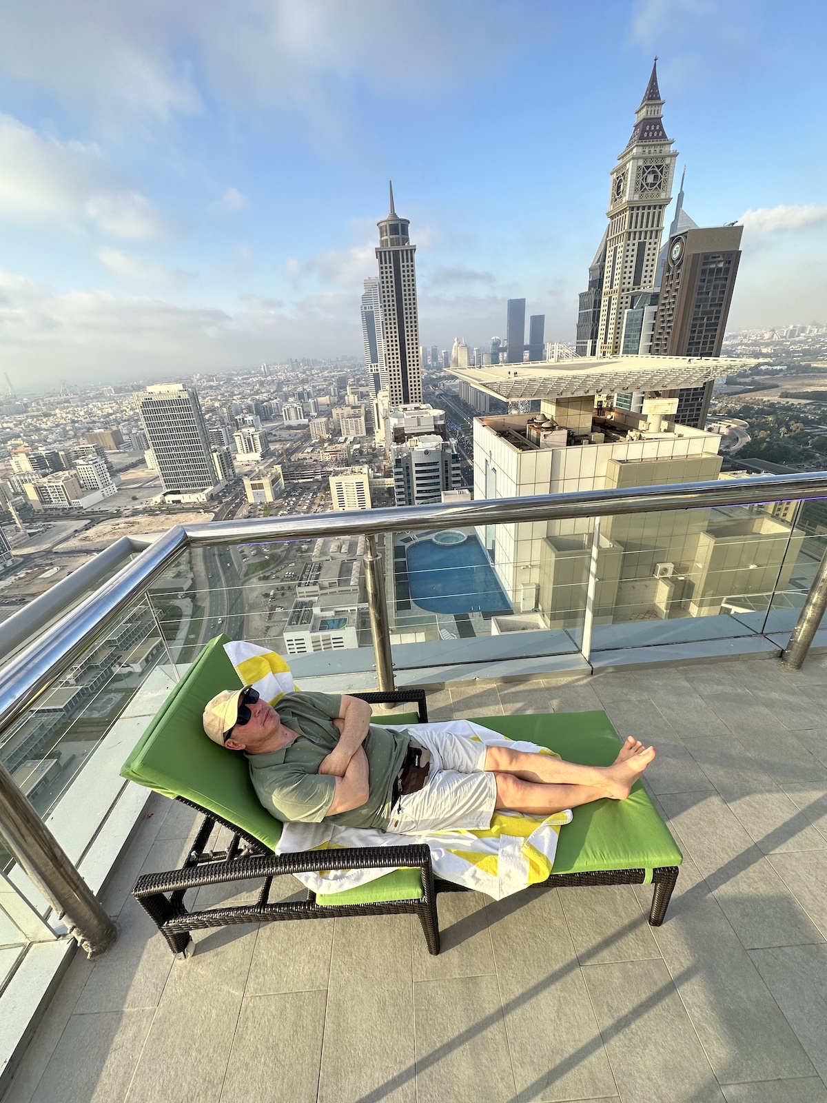 Gay-friendly Hotel Dubai: Relaxen am Pool in der 43. Etage