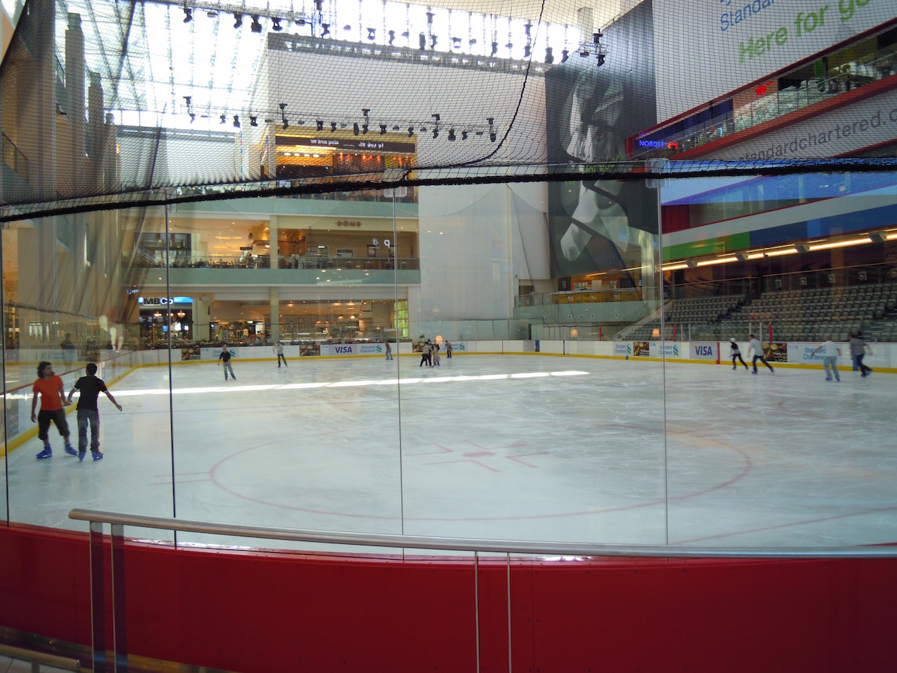 Wer Lust zum Eislaufen in der Wüste hat, kann dies in der Dubai Mall gerne tun