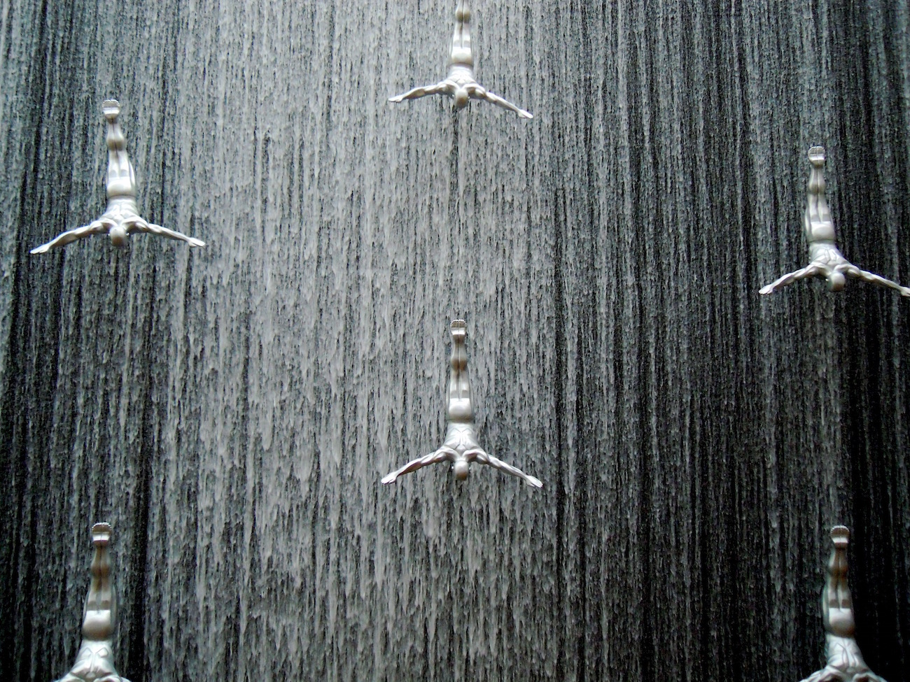 Klippenspringer-Figuren vor dem Wasserfall in der Dubai Mall