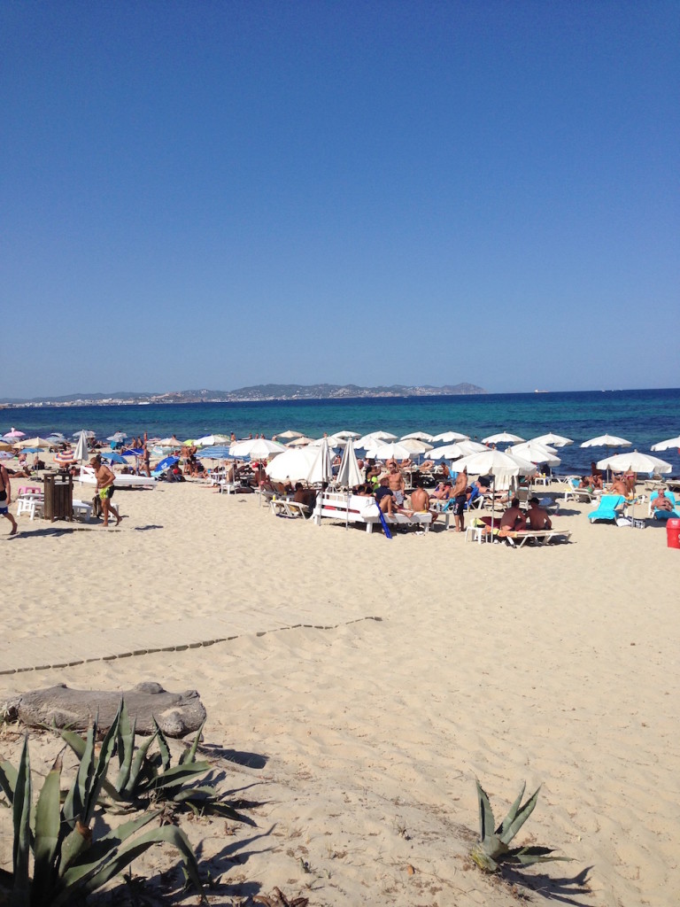 Playa Es Cavallet - Der beliebteste Gay Beach auf Ibiza