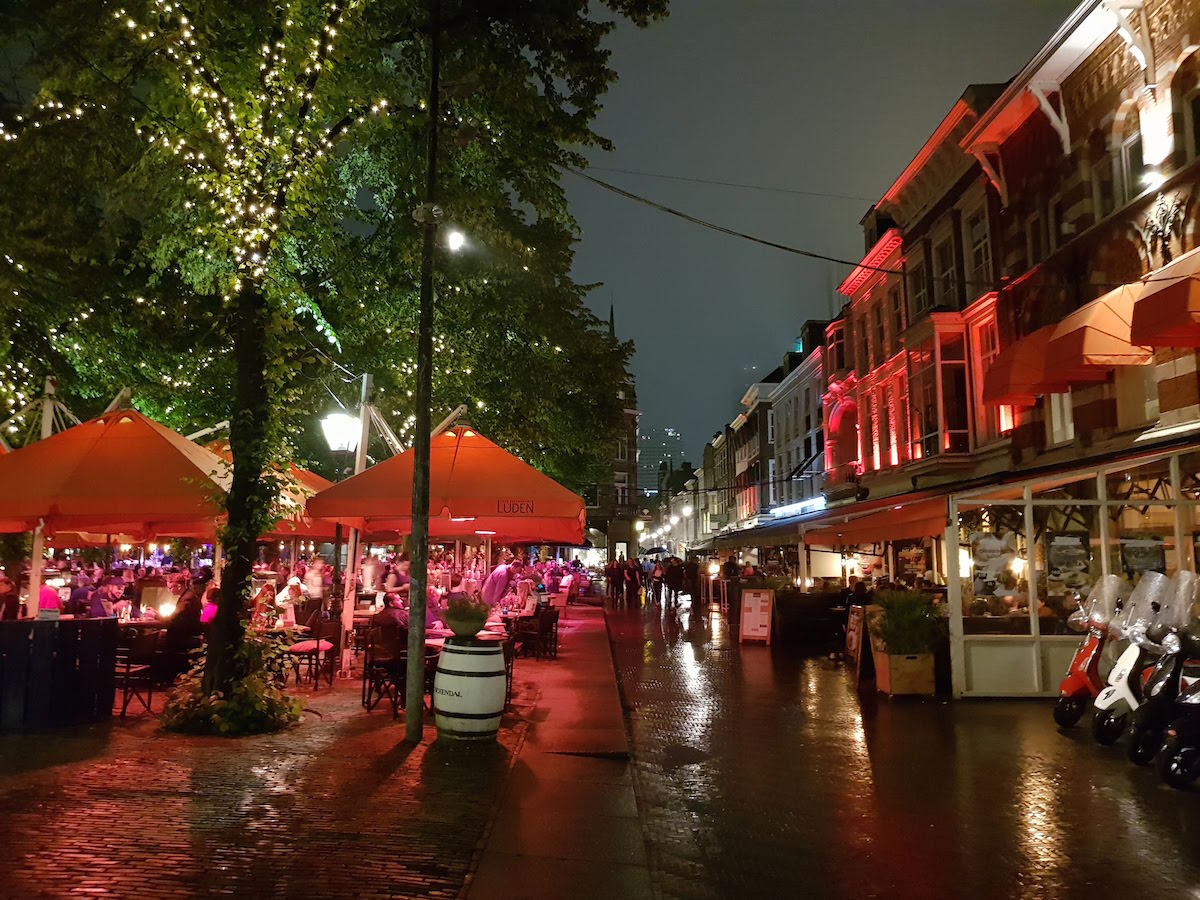 Der Plein-Platz ist DER Treffpunkt in Den Haag