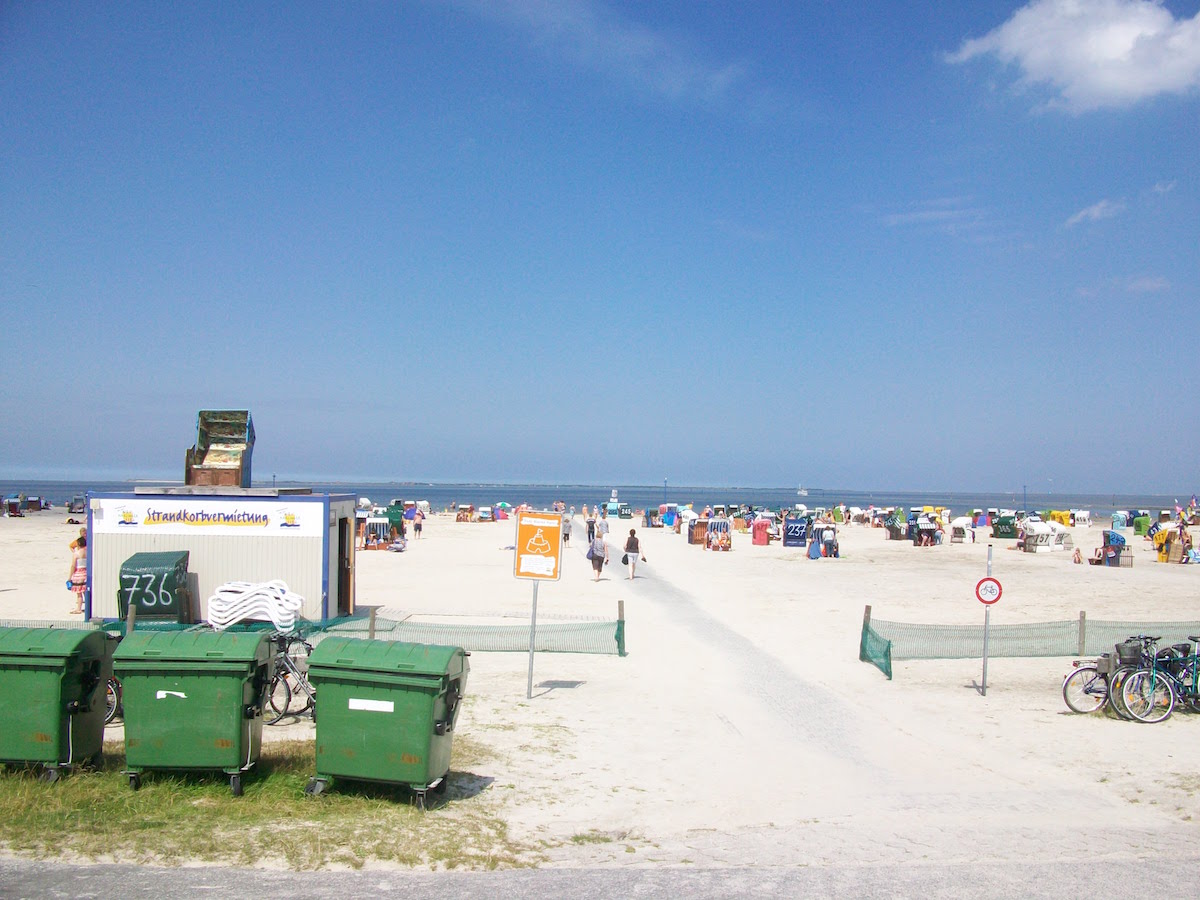 Müllcontainer an der Nordsee: Strand von Neuharlingersiel