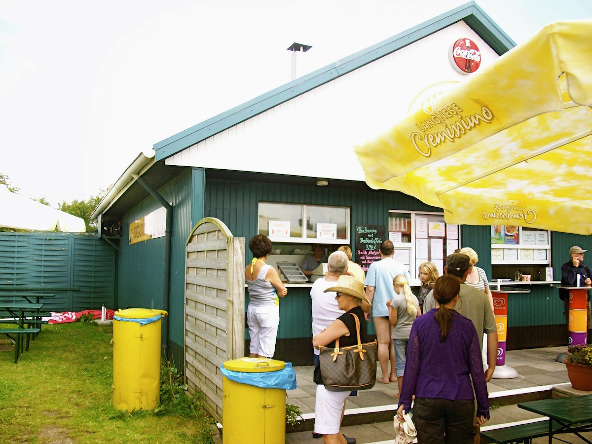 Mülleimer an Imbissbude in Neuharlingersiel