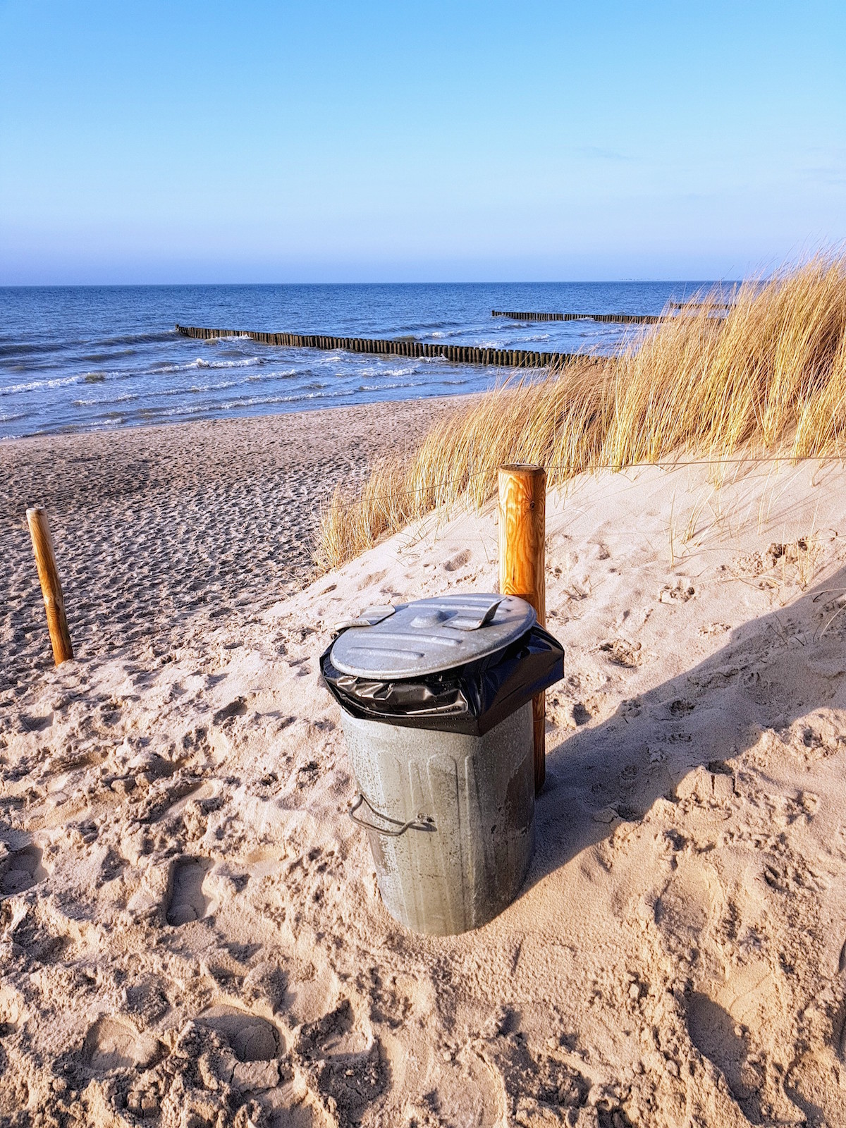 Metalltonne am Ostseestrand in Ahrenshoop