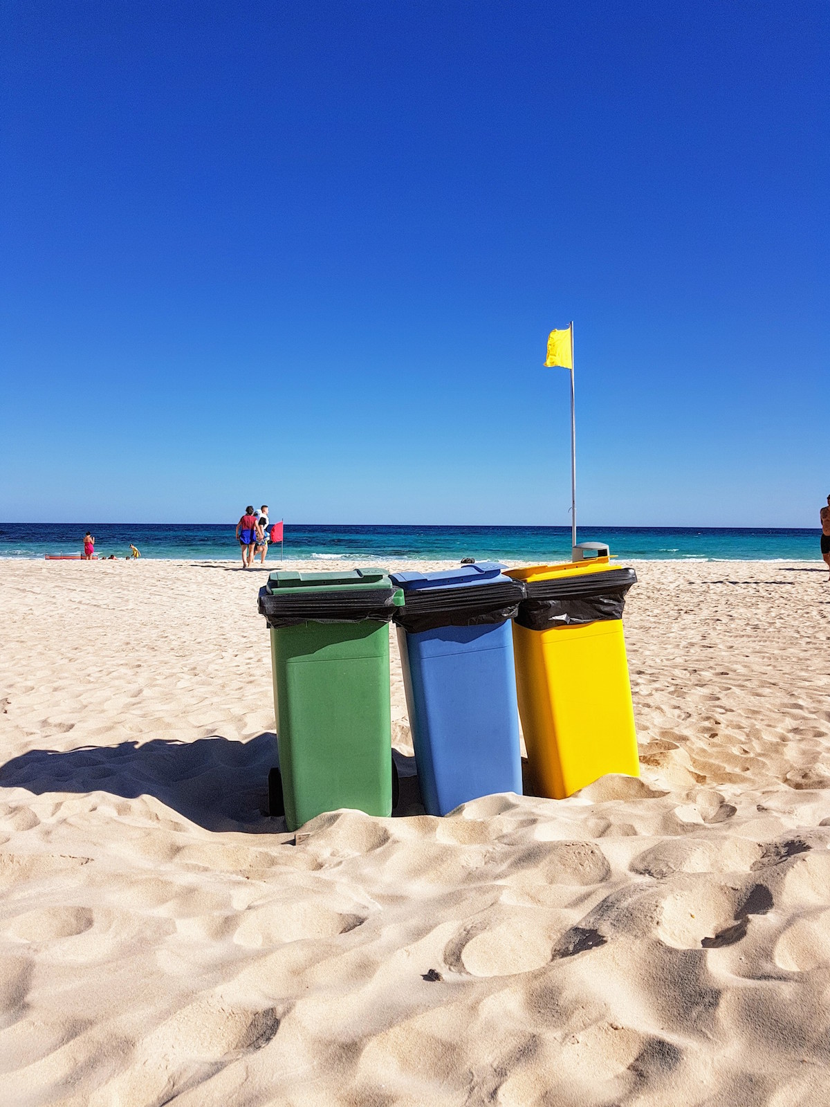 Farbige Mülltonnen am Strand von Corralejo, Fuerteventura