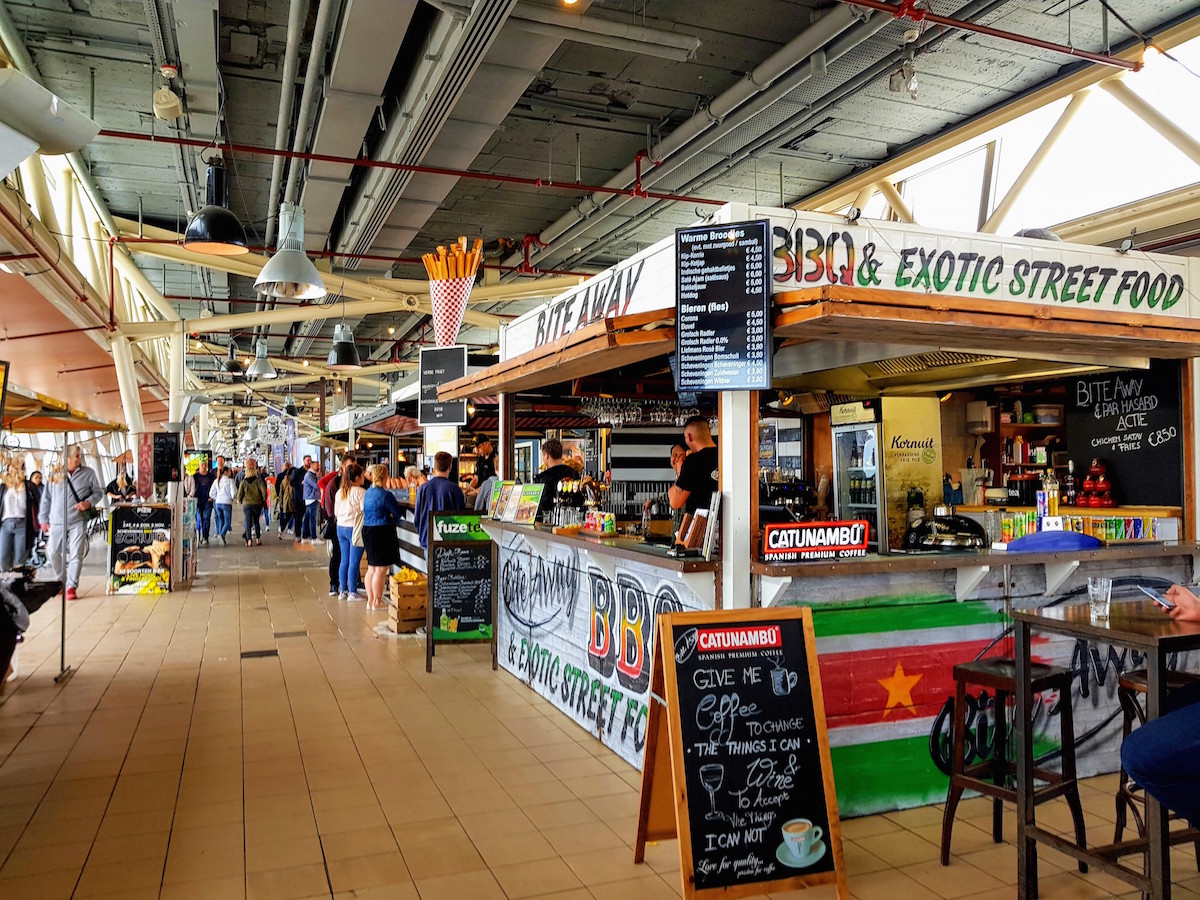 Der Pier am Strand von Scheveningen bietet viele Möglichkeiten zum Essen, Trinken und Spaß haben