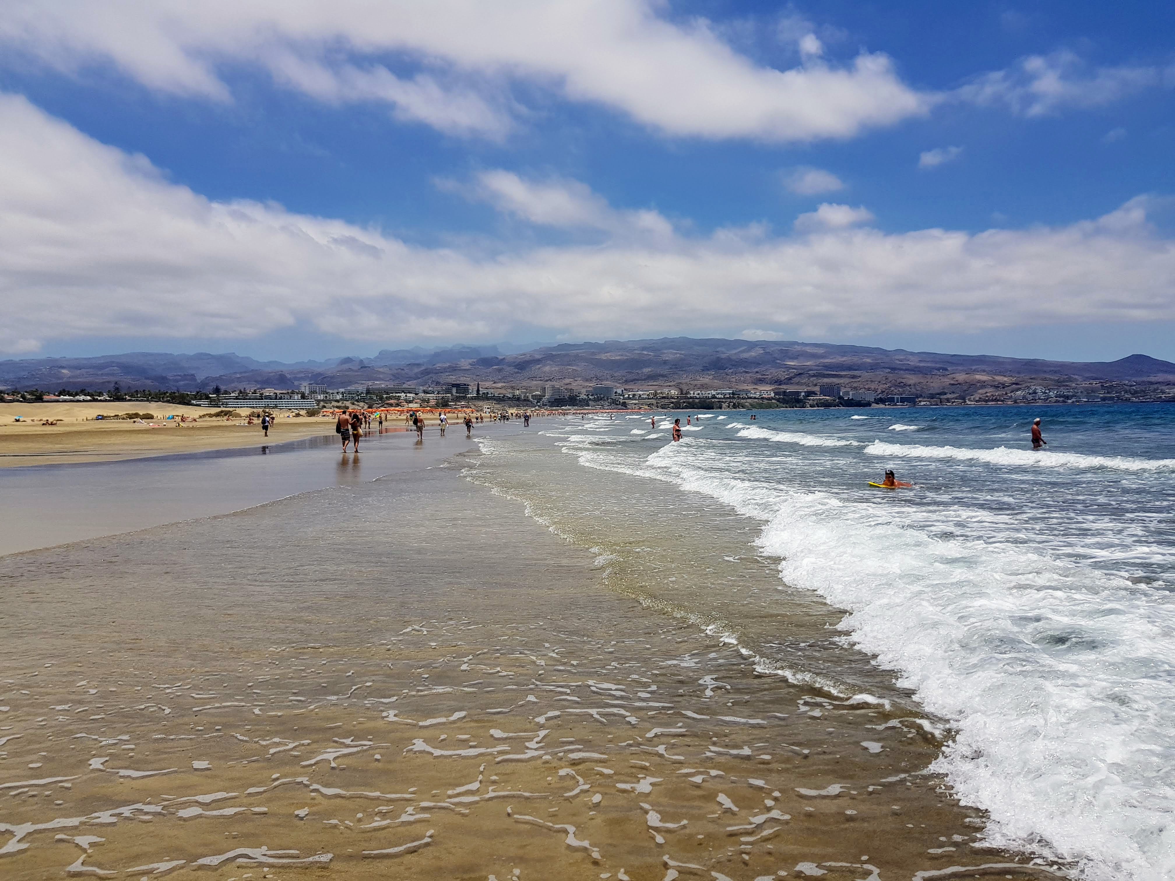 Gayreisen Playa del Ingles: Blick vom Strand auf die Berge