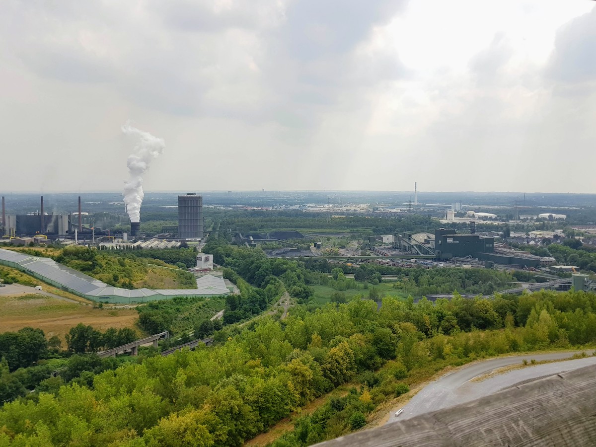 Aussicht vom Tetraeder Bottrop: Alpincenter und Bergwerk Prosper-Haniel