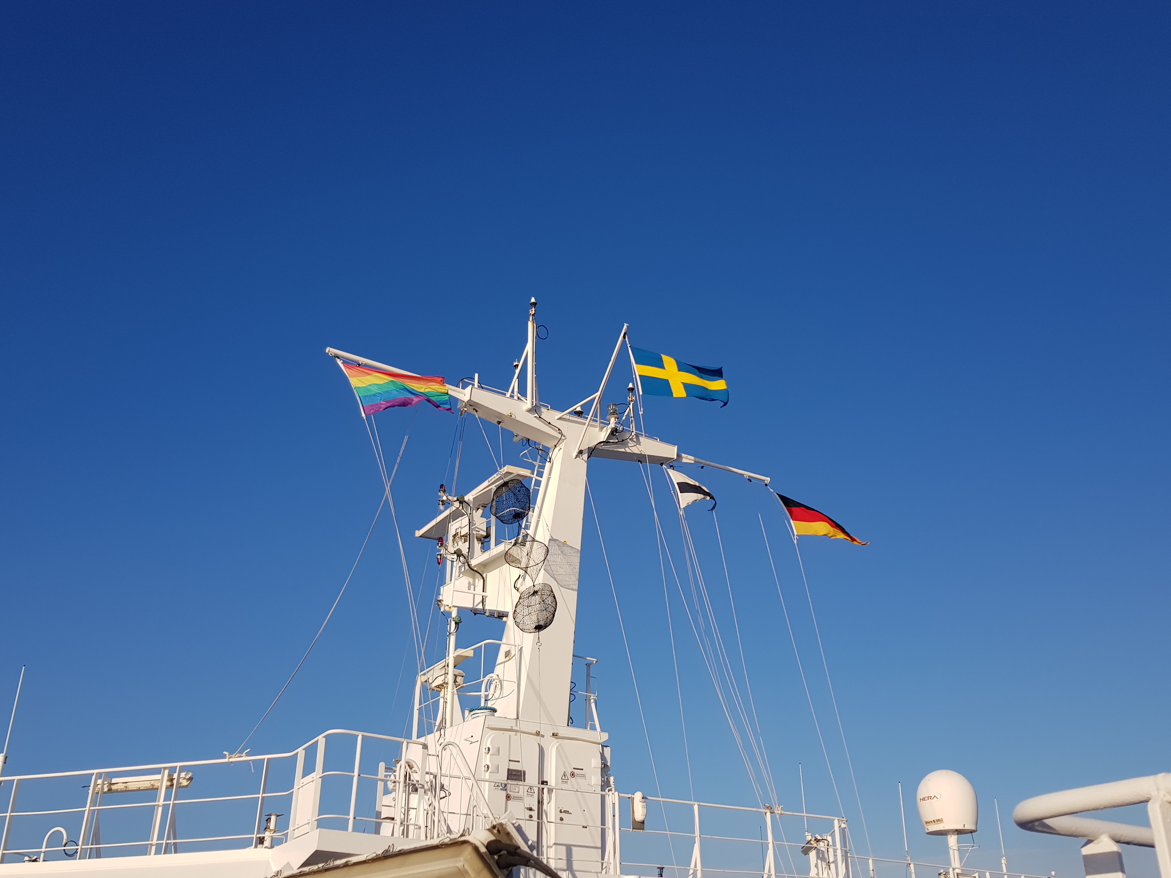 An Bord der Ostsee-Fähre weht die Regenbogenflagge