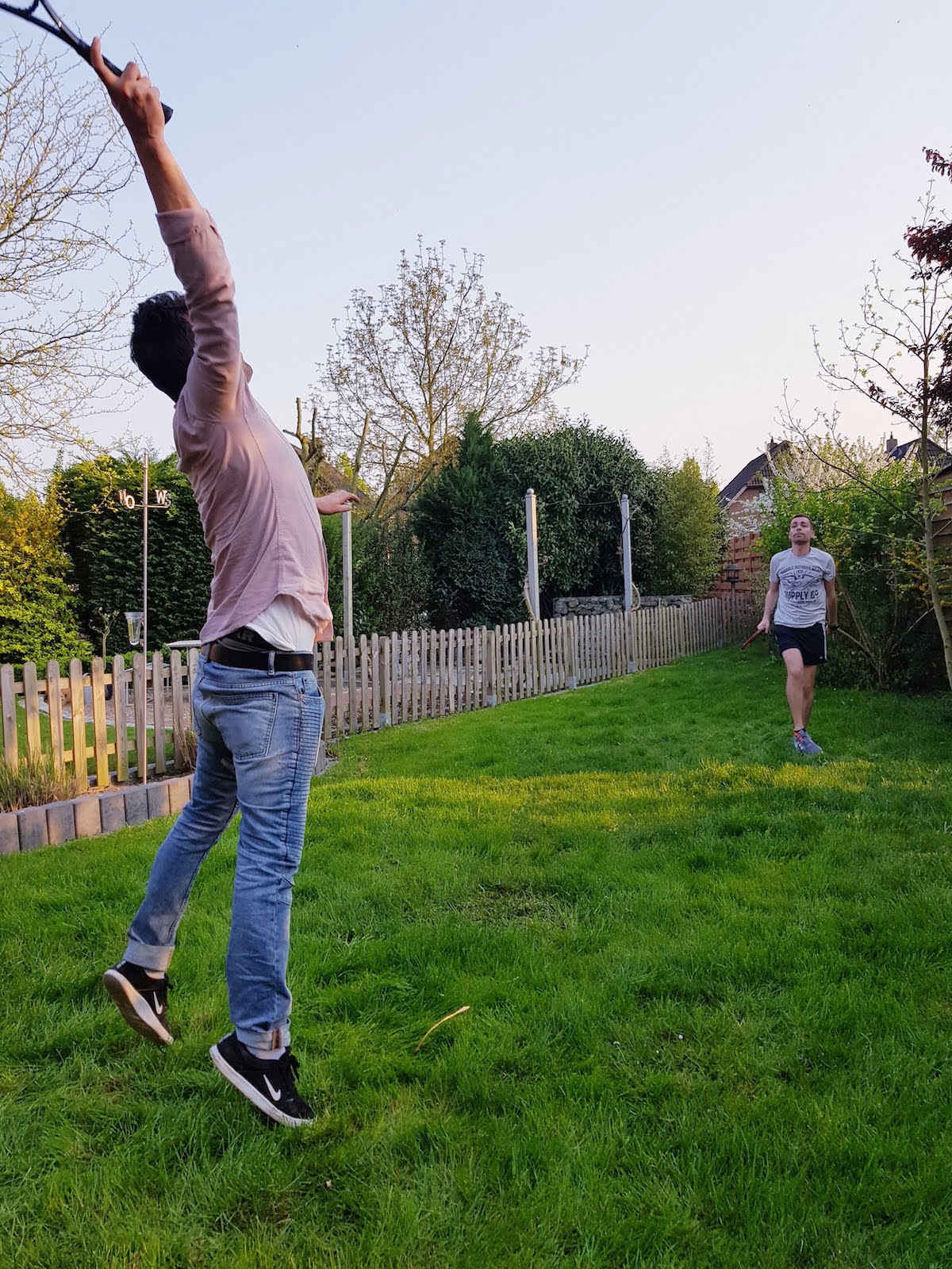 Federball spielen im Garten