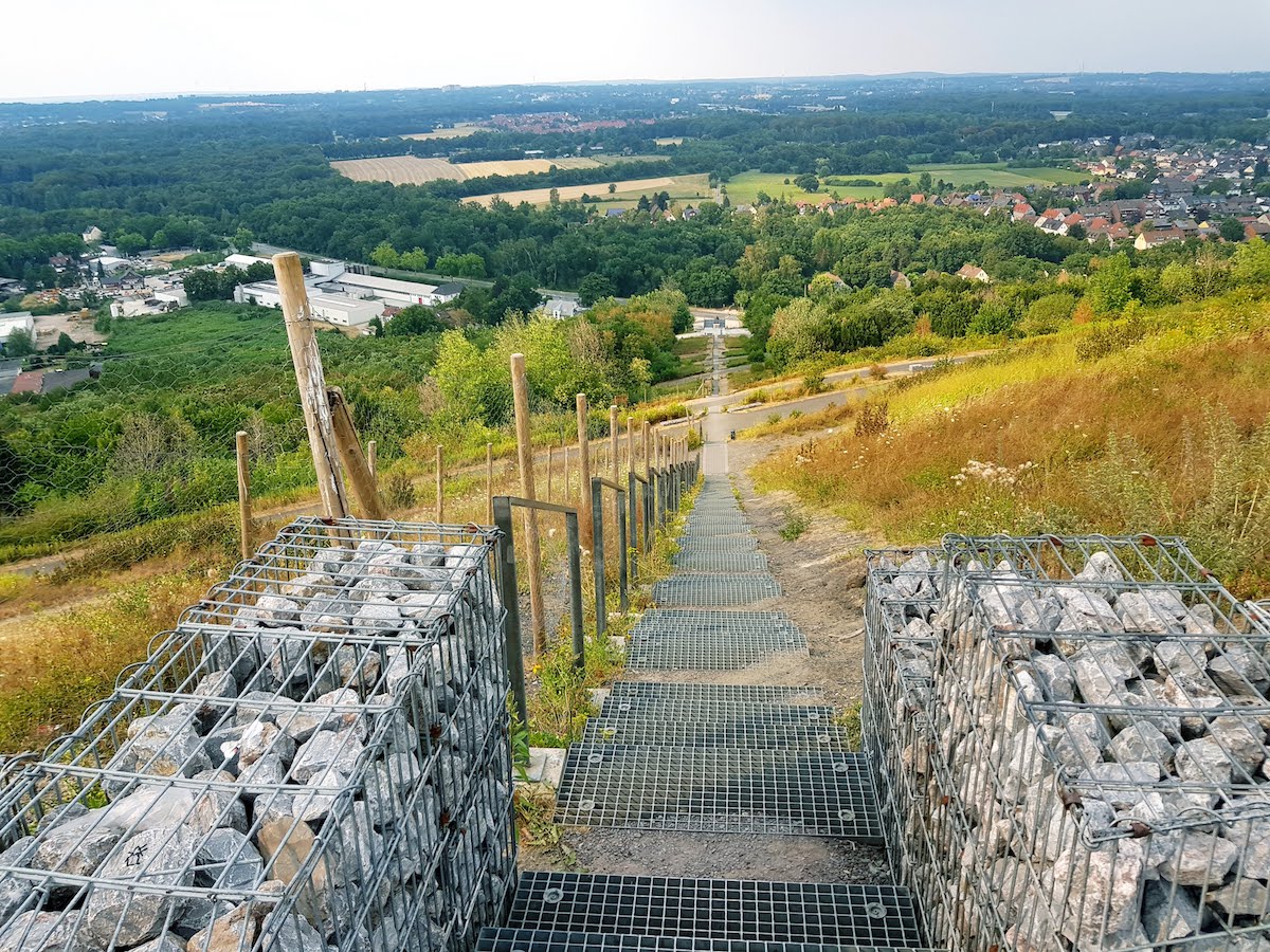 Aufstieg geschafft! Treppe zum Gipfel der Halde Hoheward
