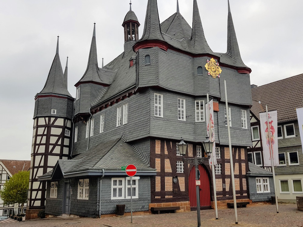 Das historische Rathaus von Frankenberg direkt neben dem Hotel