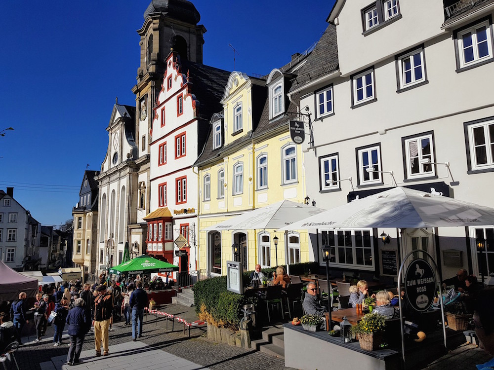 Der Alte Markt bietet viele schöne Cafés und Restaurants
