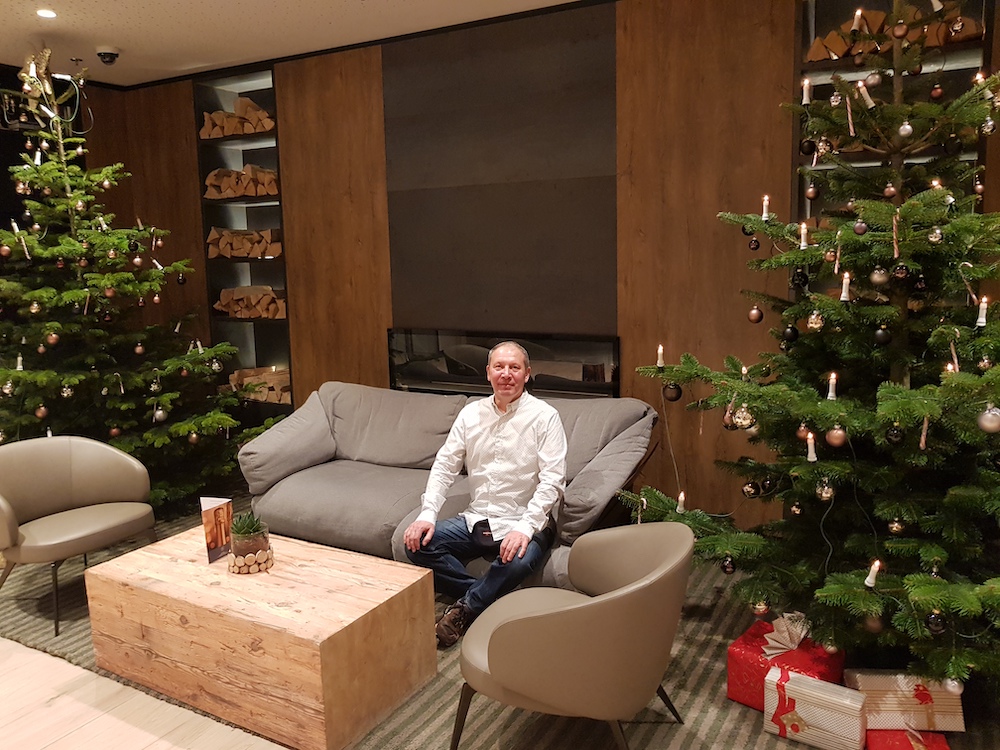 Weihnachtliche Atmosphäre in der Hotellobby