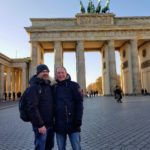 Zwei Reiseblogger vor dem Brandenburger Tor in Berlin