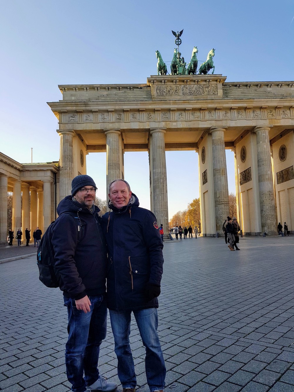 Zwei Reiseblogger vor dem Brandenburger Tor in Berlin