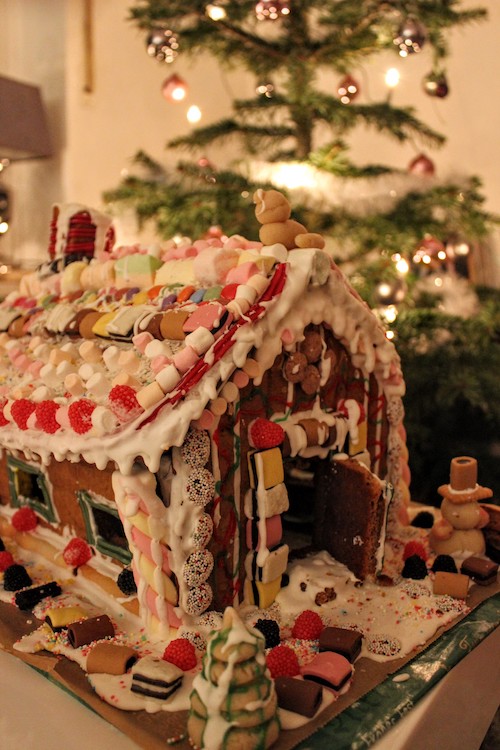 Selbstgemachtes Lebkuchenhaus: Weihnachten mit der Familie
