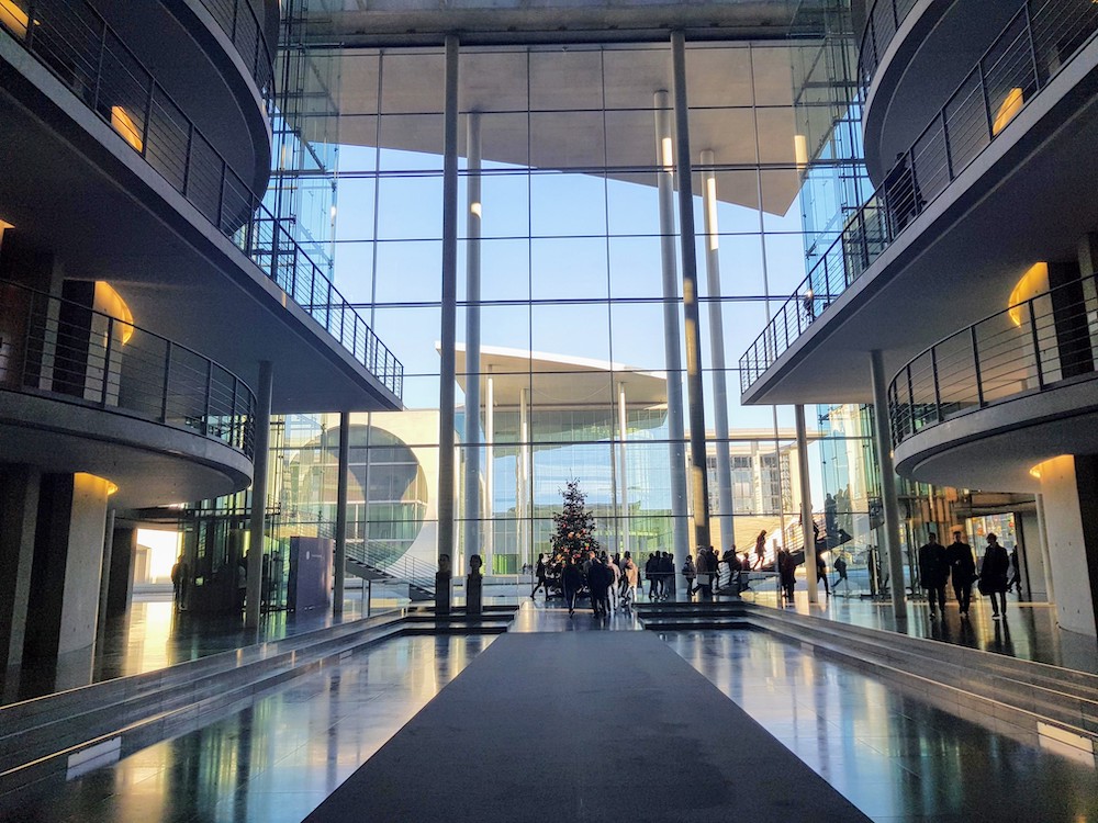 Das Paul-Löbe-Haus besticht durch seine beeindruckende Architektur