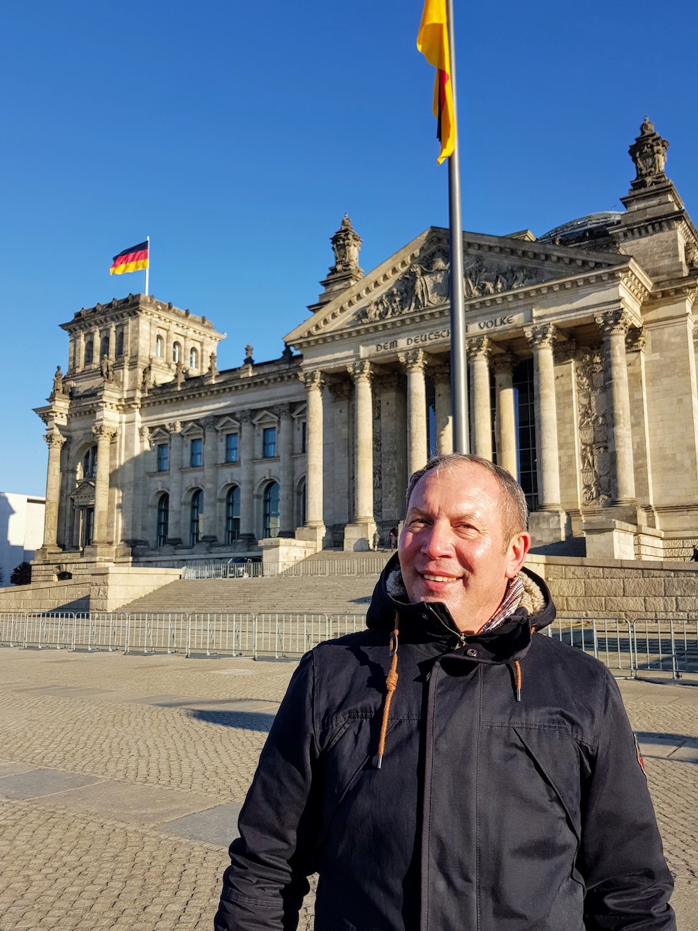 Strahlender Sonnenschein, aber klirrende Kälte am Berliner Reichstag