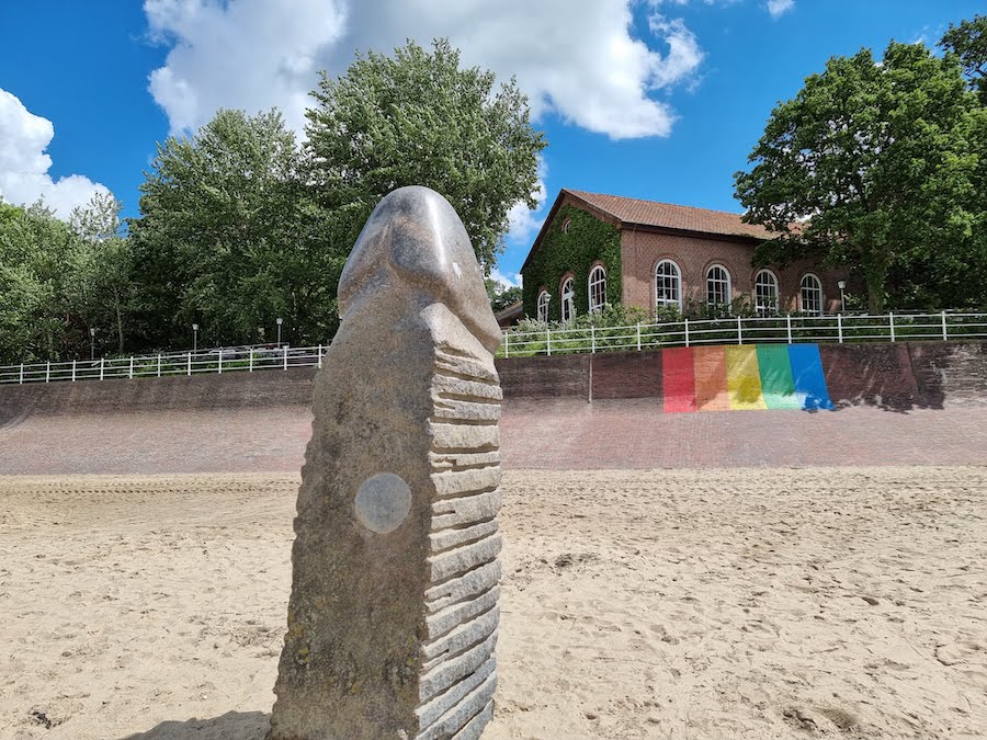 Penis-Statue und Regenbogenflagge am Nordsee-Strand in Dangast