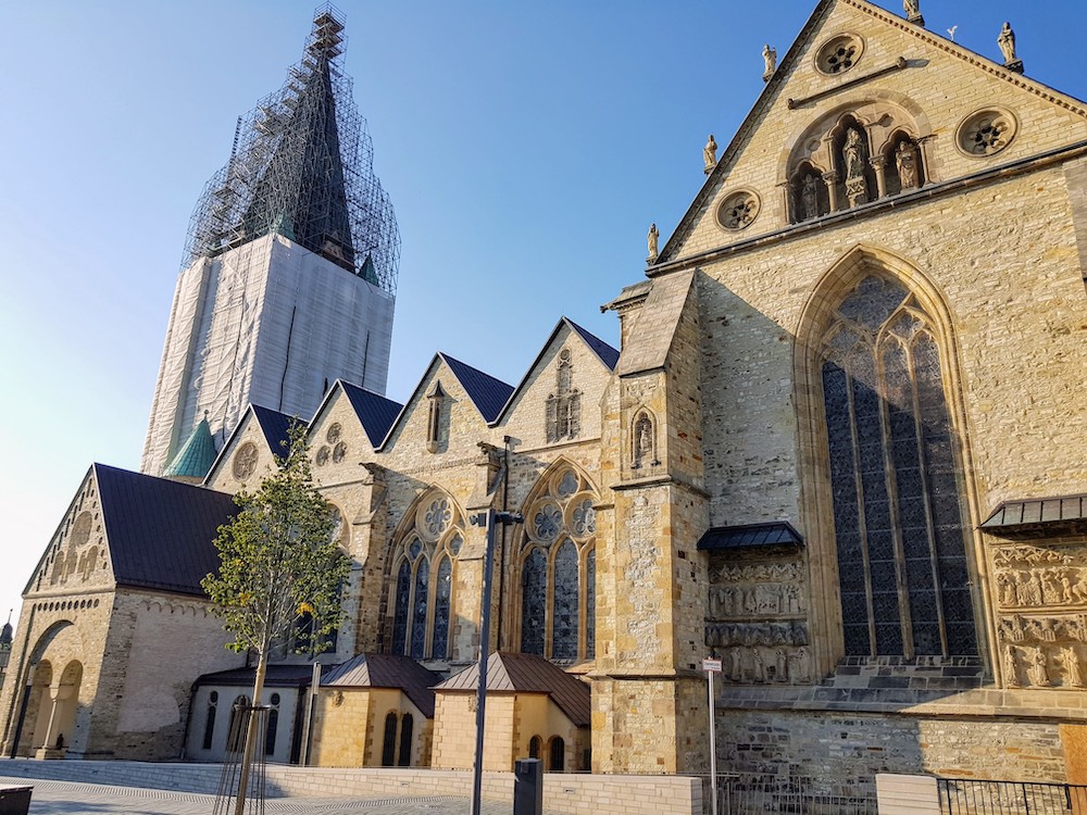 Der Paderborner Dom war bei meinem Besuch von einem mächtigen Gerüst eingekleidet